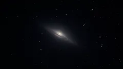 Spirální galaxie ve vesmíru obklopená hvězdami na tmavém pozadí, astrofotografie