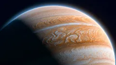 Jupiter, plynný obr Sluneční soustavy, detail atmosférických pruhů a bouří ve vesmíru