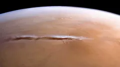 Astronomové zjistili, proč se nad Marsem léta objevuje tajemný přízračný mrak