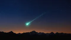 Jasný meteor letící nad noční krajinou s horami při západu slunce