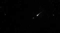 Zářivý meteor na noční obloze mezi hvězdami, astronomický úkaz Perseidy.