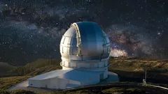 Hvězdárna pod noční oblohou plnou hvězd a Mléčné dráhy, observatoř na kopci.
